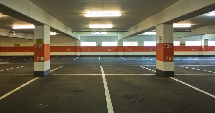 Entretenir le revêtement et le marquage au sol des parkings : quelles solutions ?