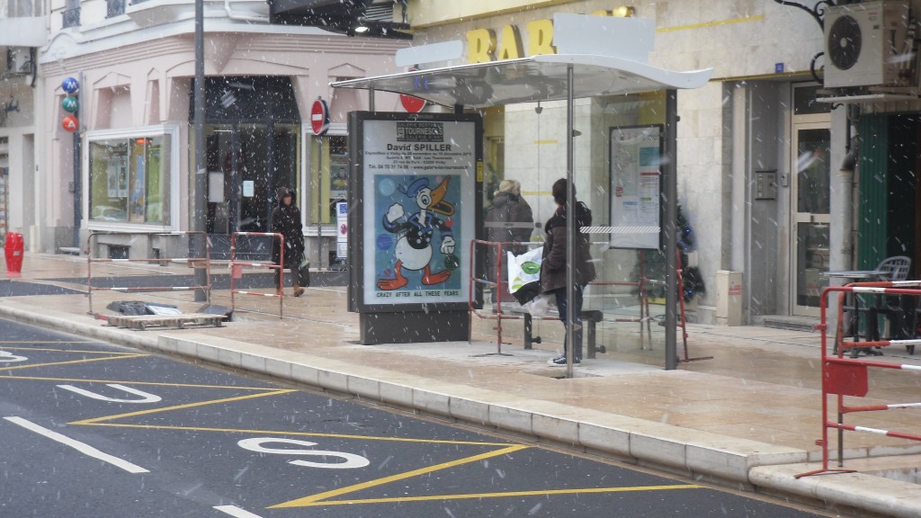 marquage au sol jaune arrêt de bus