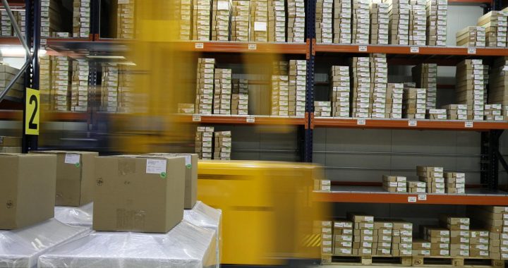 entrepôt de stockage avec revêtement de sols
