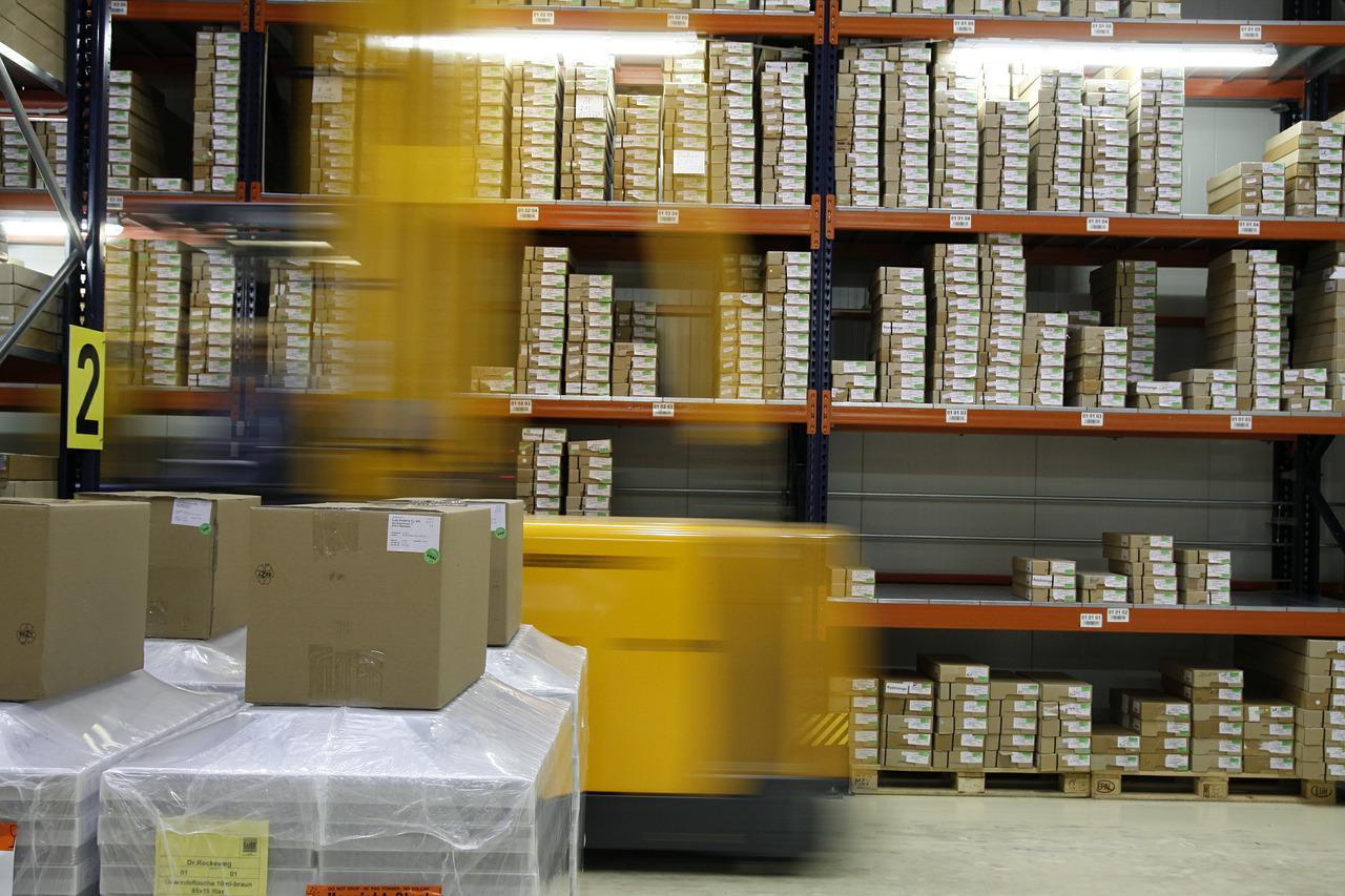 entrepôt de stockage avec revêtement de sols