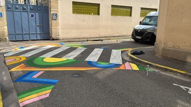 amménagement de cour de recreation, signalisation horizontal, marquage au sol.